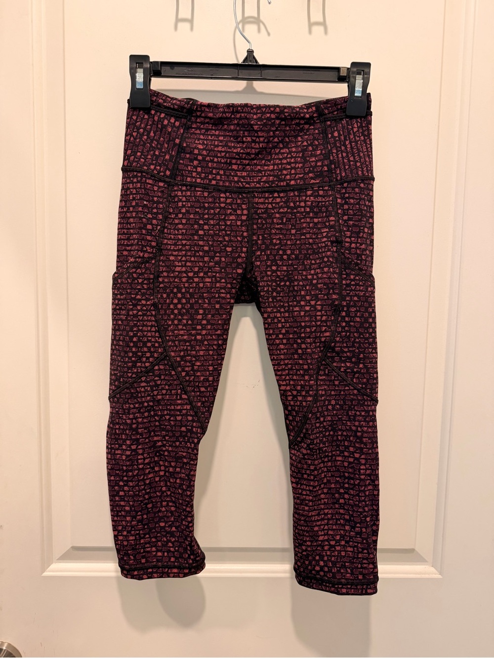 Lululemon Outrun Crop
Leggings Dust Coral Plum
Black